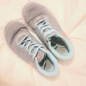 Girls size 2.5 Under Armour Tennis Shoes